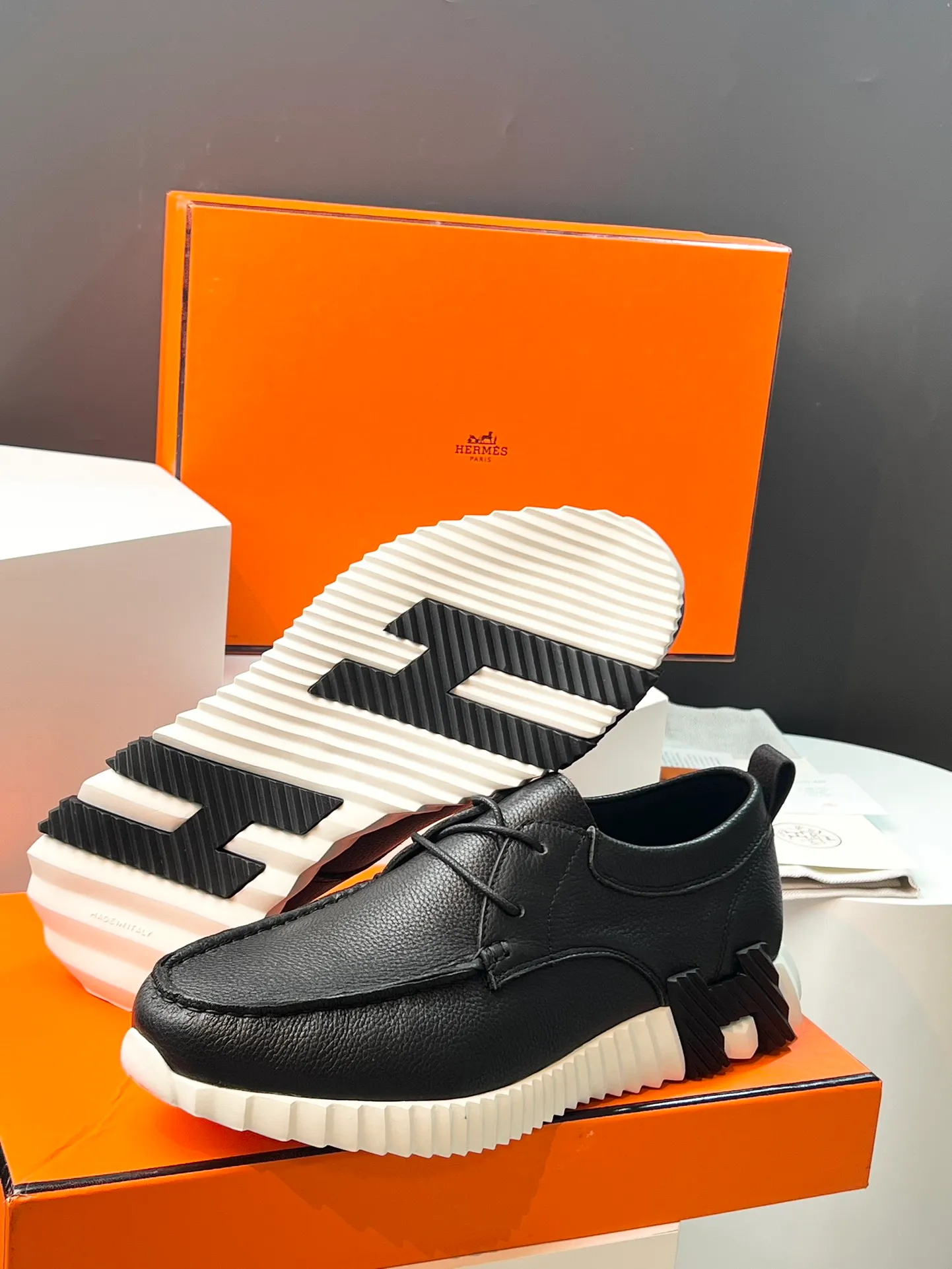 PP660【Hermes】fe new arrival~New Bouncing sneakers are the most comfortable shoes from Hermès. They are extremely light on the feet and look great. You won’t feel tired even when you go shopping and running around👍. They are light and comfortable. They are extremely light. They are perfect for both sports and leisure. They feel great when you step on them! It’s up to you to choose, there’s always what you want~ ✔️Fabric: Imported first-layer cowhide ✔️Inner lining: Imported water-dyed cowhide ✔️Outsole: Seamless combination of IP+TPU (multi-color letters) German technology irradiation machine ✔️Code number: Male 38-44 (45 customized)